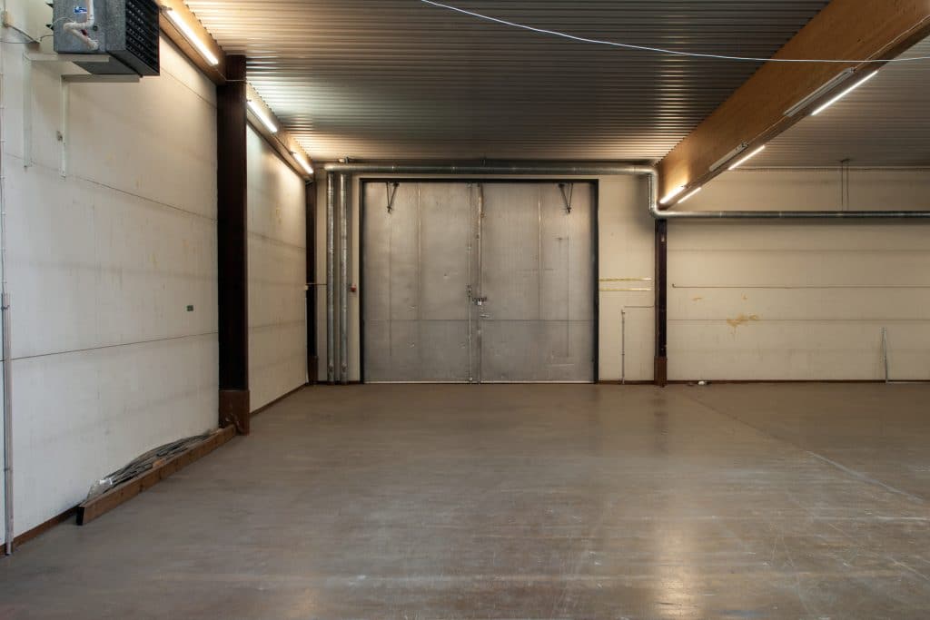 275 m2 – varastotila katutasossa pariovella + 65 m2 katos • HVA-Kiinteisöt Oy